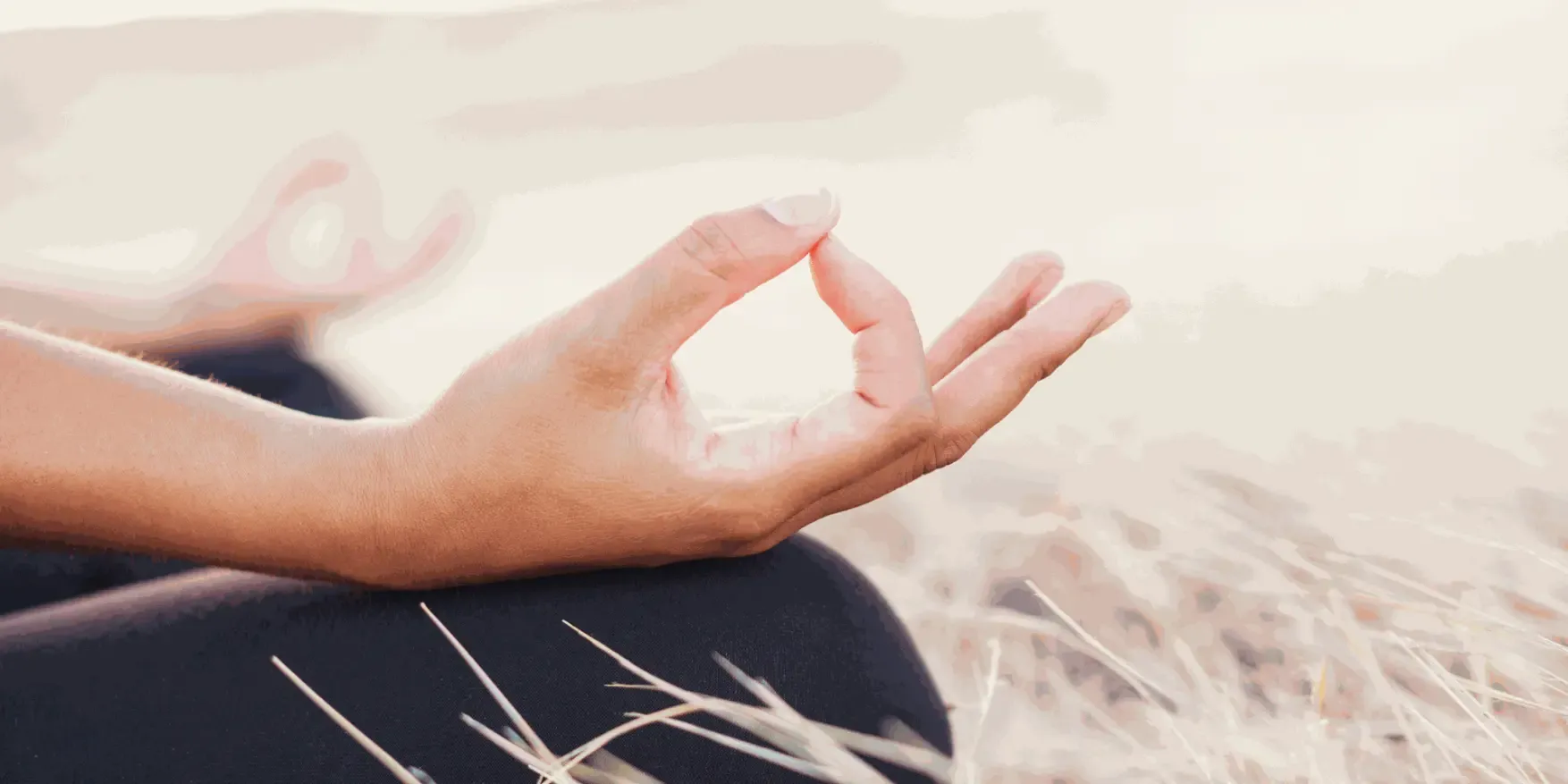 Main posée sur un genou dans une position de méditation